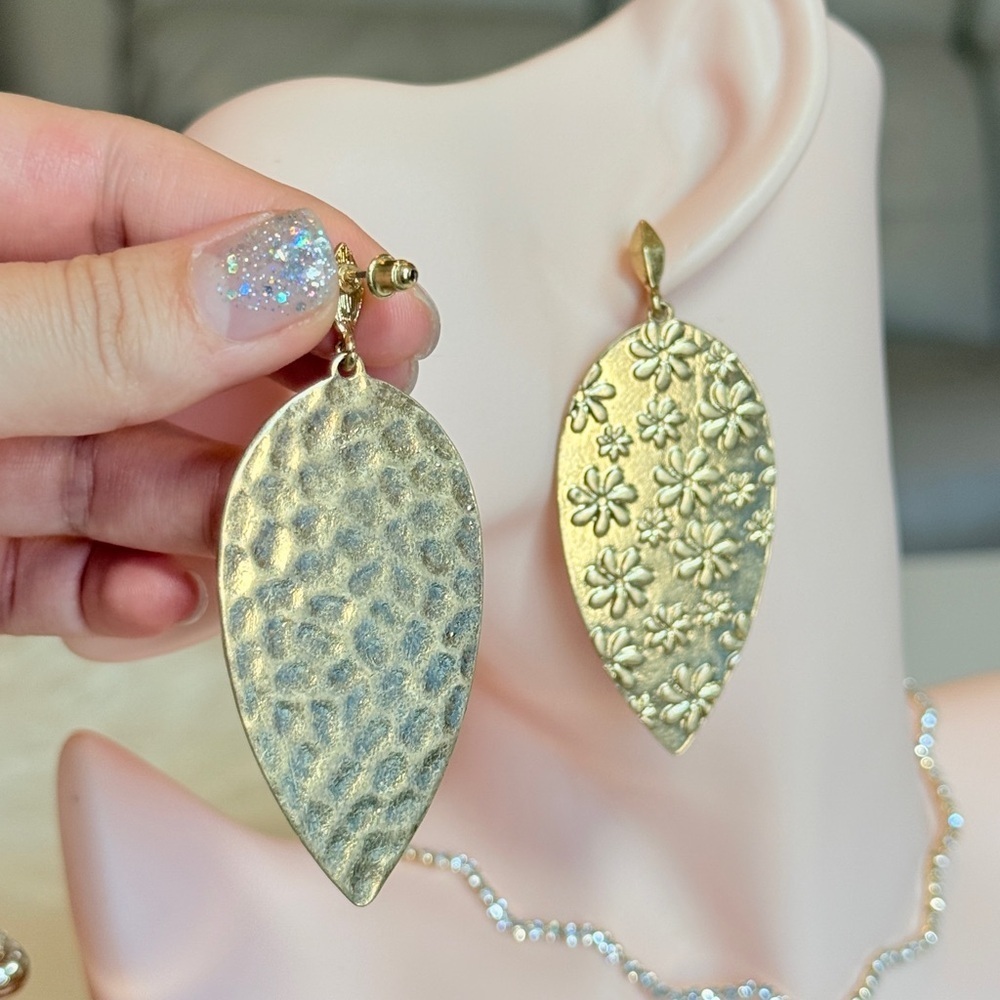 ⚜️ Elegant Floral Gold Bold Earrings - Picture 7 of 10
